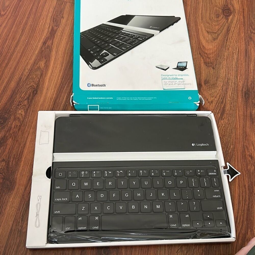 New Logitech IPad two and third generation ultrathin keyboard cover magnetic